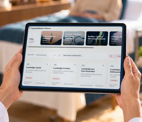 Consulta del Sistema Clínico Digital en una tablet durante la atención